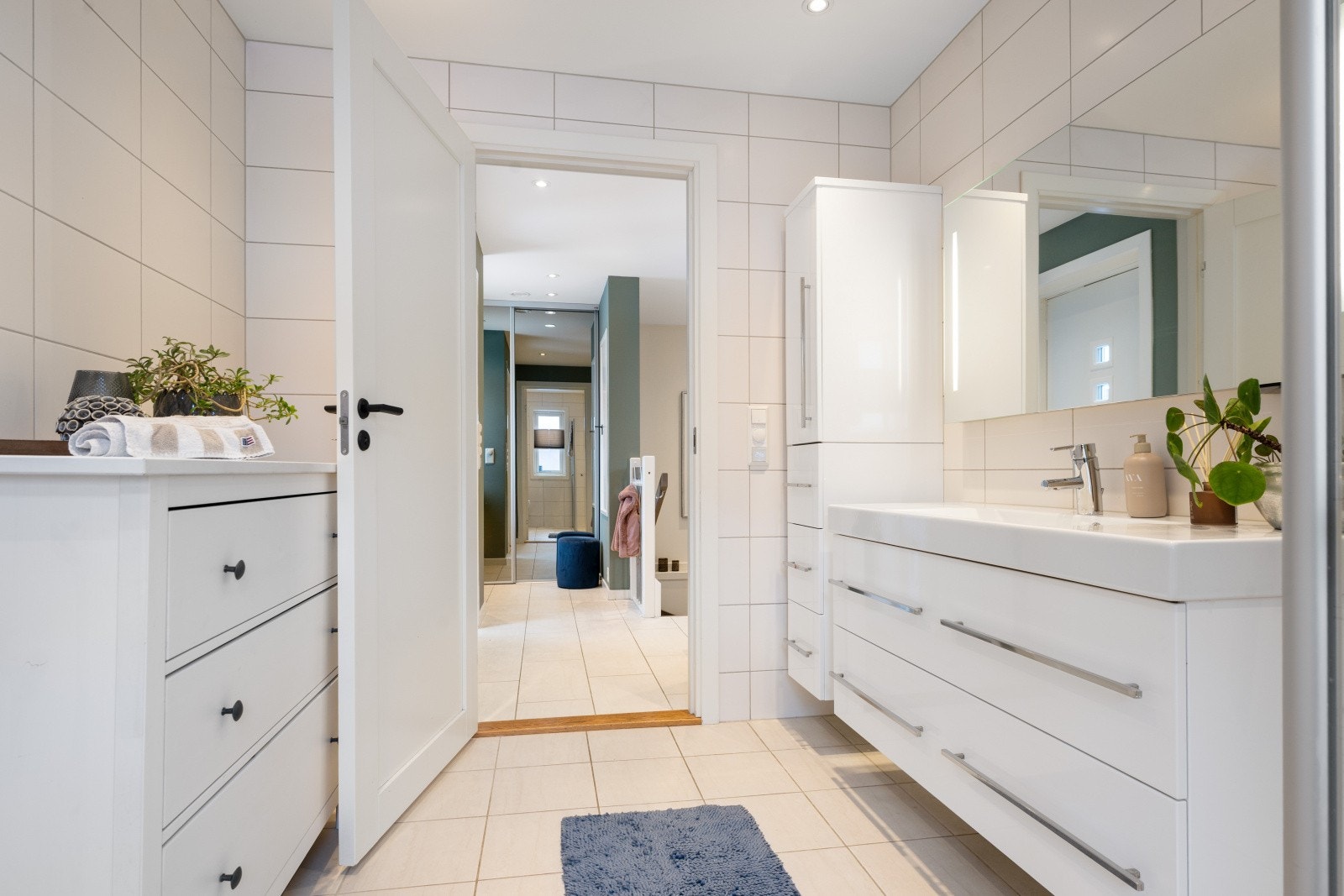 Badet har downlights i tak som gir behagelig belysning. Galleribilde