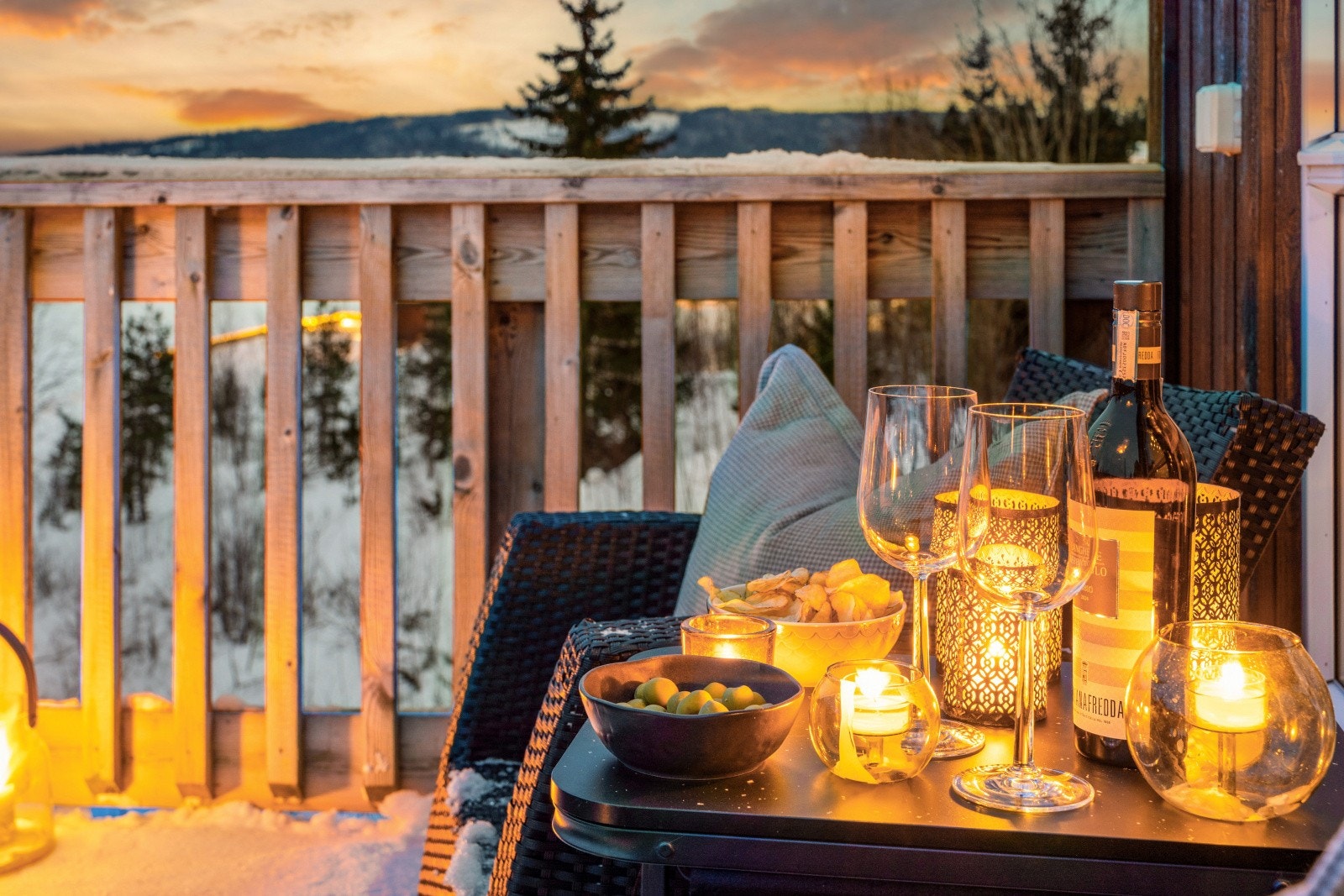 Her er det god plass til utemøbler, slik at du kan sitte komfortabelt og nyte den herlige utsikten. Galleribilde