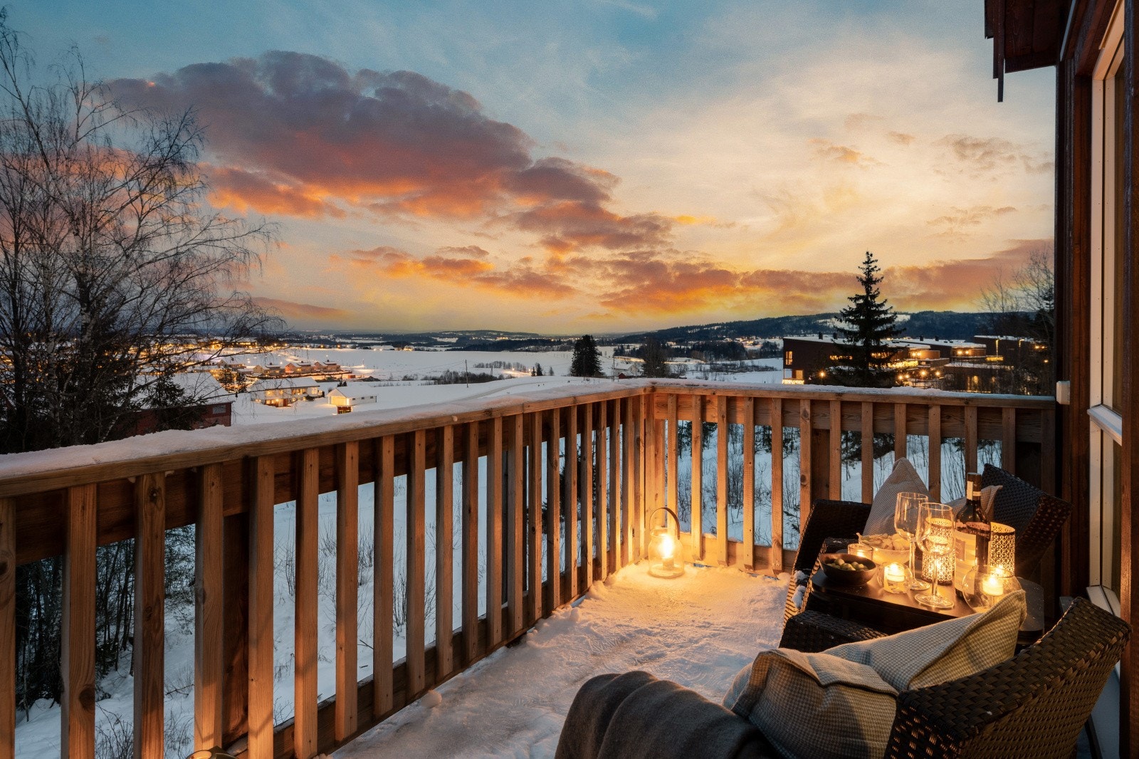 Fra stuen er det direkte adkomst til en hyggelig balkong - perfekt for rolige stunder ute. Galleribilde