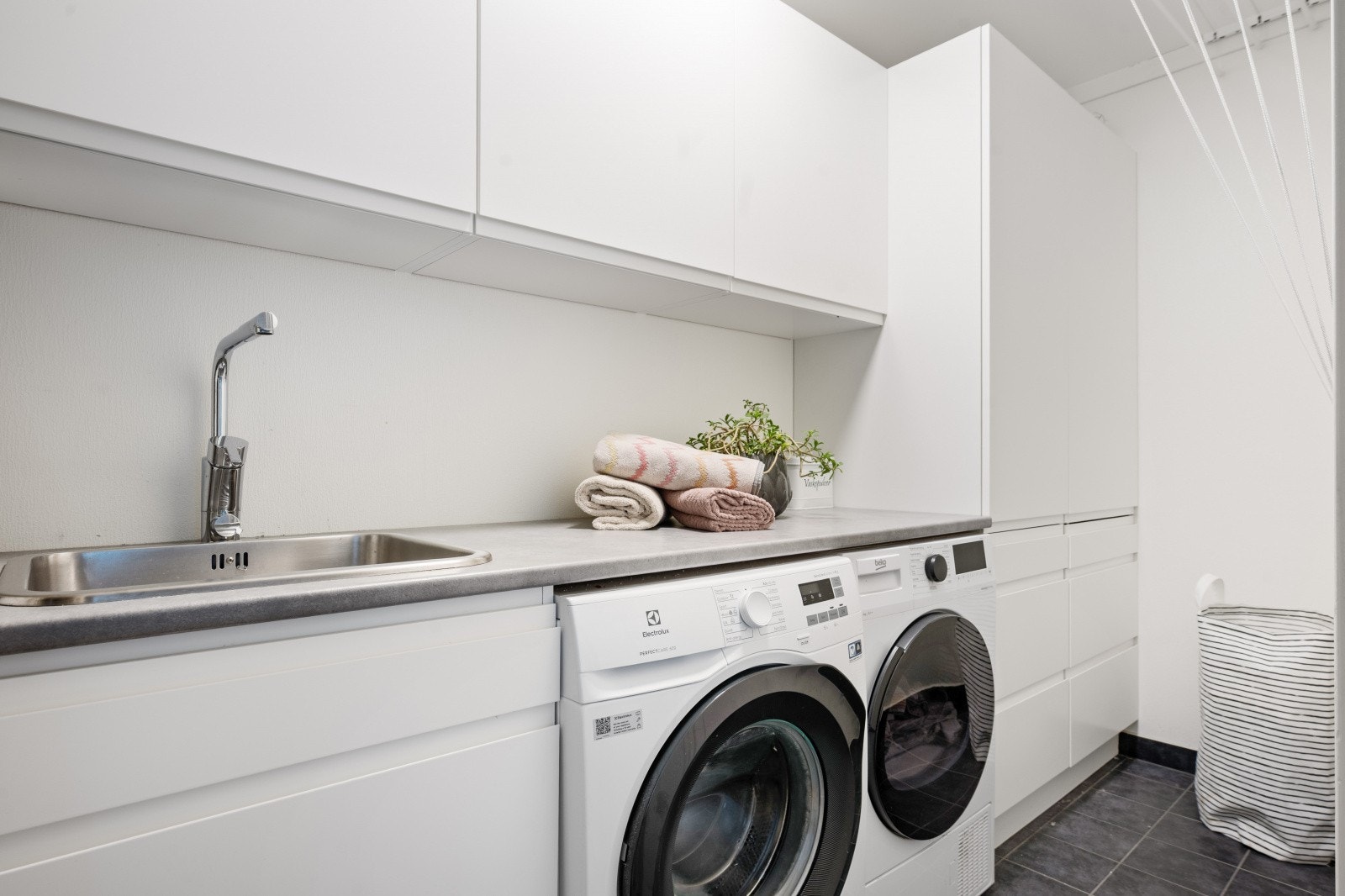 Ved siden av ligger et teknisk rom/bod som i dag er innredet som vaskerom. Galleribilde