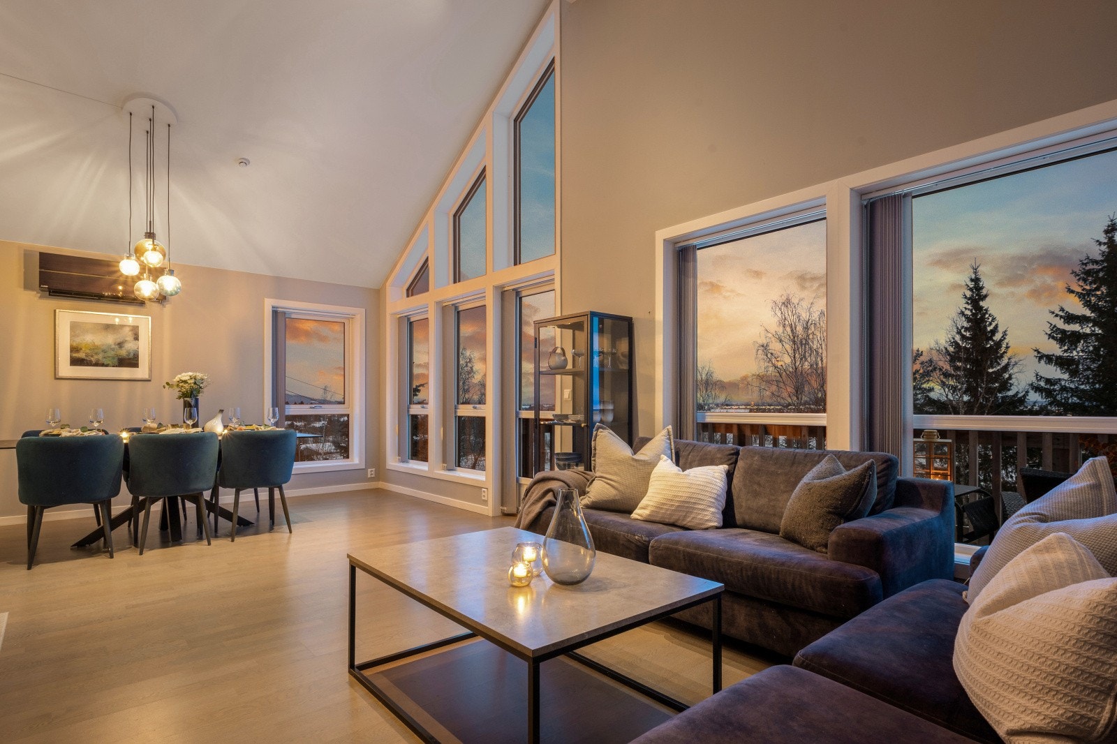 Stuen har gode møbleringsmuligheter med rikelig plass til både spisebord og sofagruppe. Galleribilde