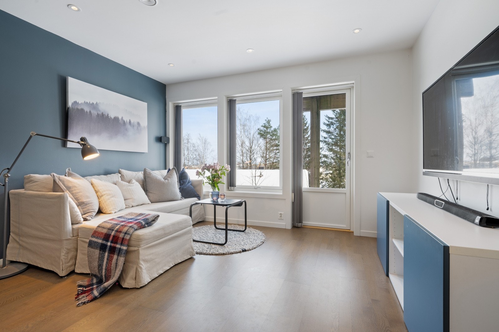 Fra rommet er det utgang til en hyggelig, liten platting. Galleribilde