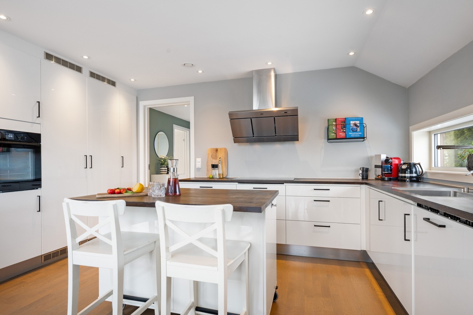 Kjøkkenet har downlights i himling som gir god og jevn belysning. Galleribilde