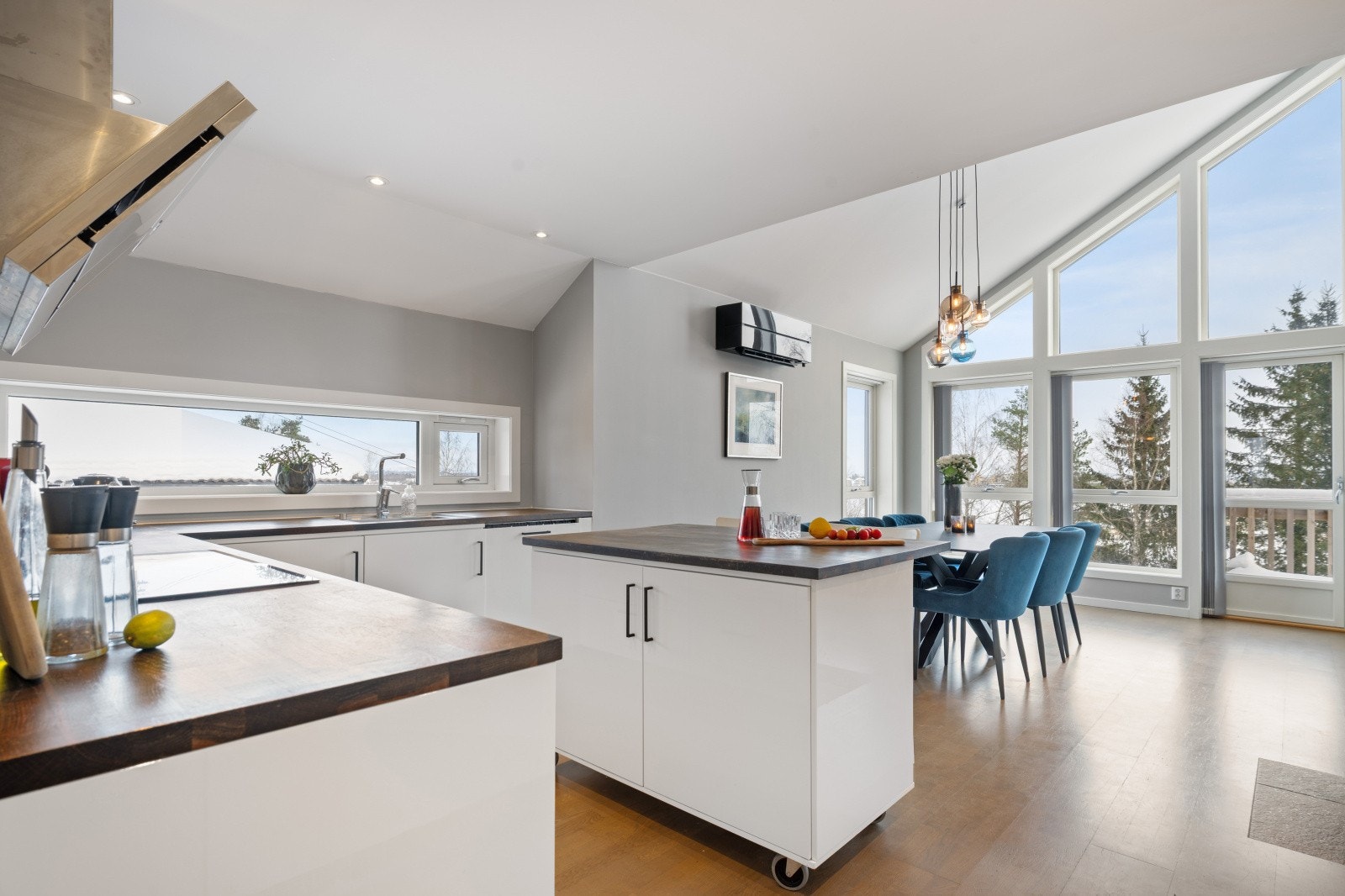 Legg merke til at kjøkkenøyen er utstyrt med hjul, slik at den enkelt kan flyttes ved behov. Galleribilde