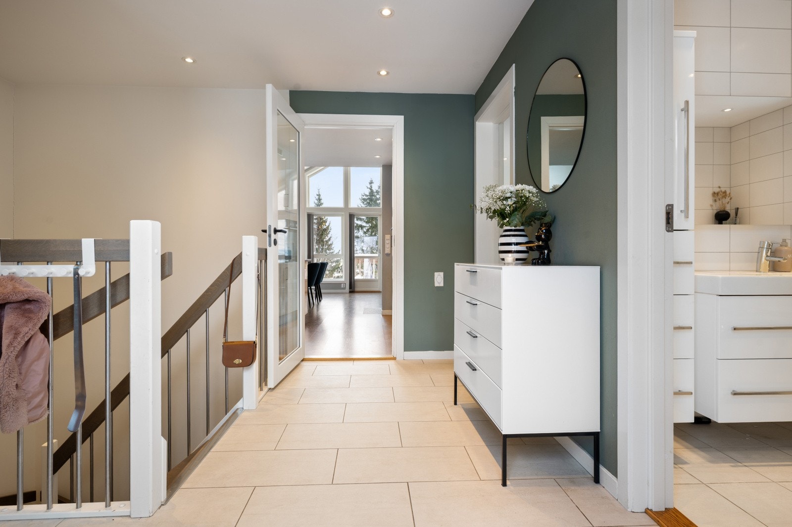 Fra gangen ledes du videre inn til den åpne kjøkken- og stueløsningen. Galleribilde