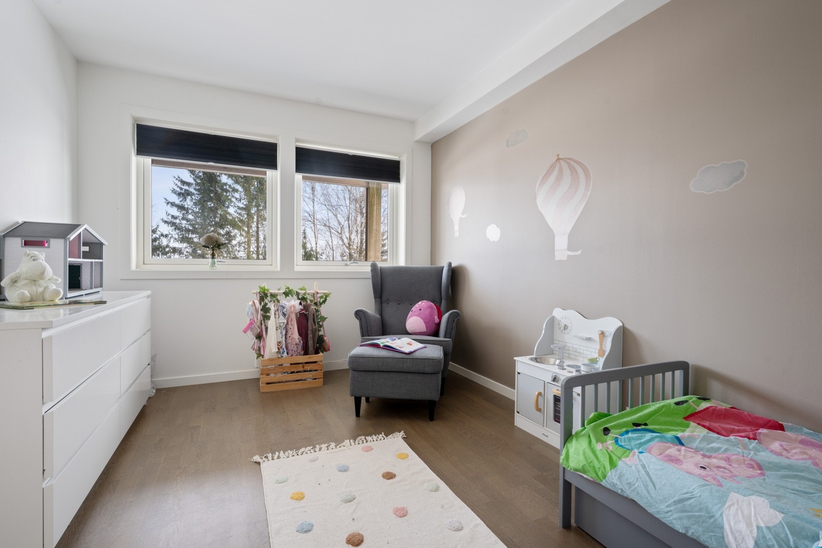 Underetasjen inneholder to soverom, begge innredet som barnerom i dag. Galleribilde