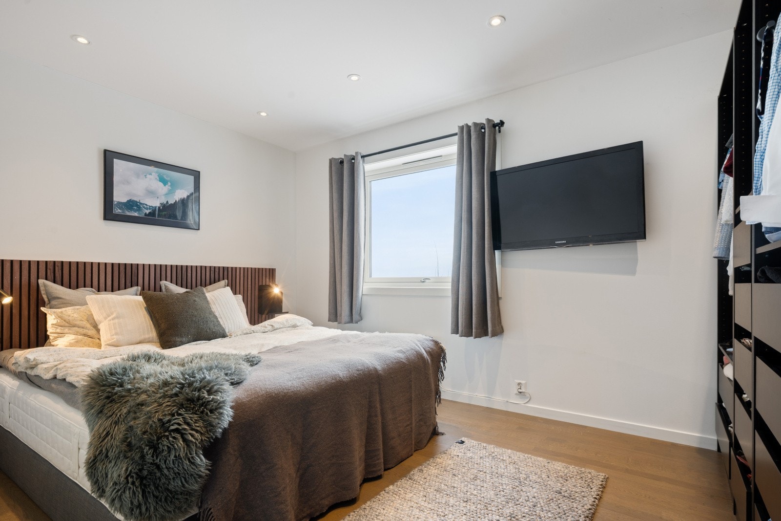 Ved siden av entréen ligger et soverom som i dag benyttes som hovedsoverom. Galleribilde