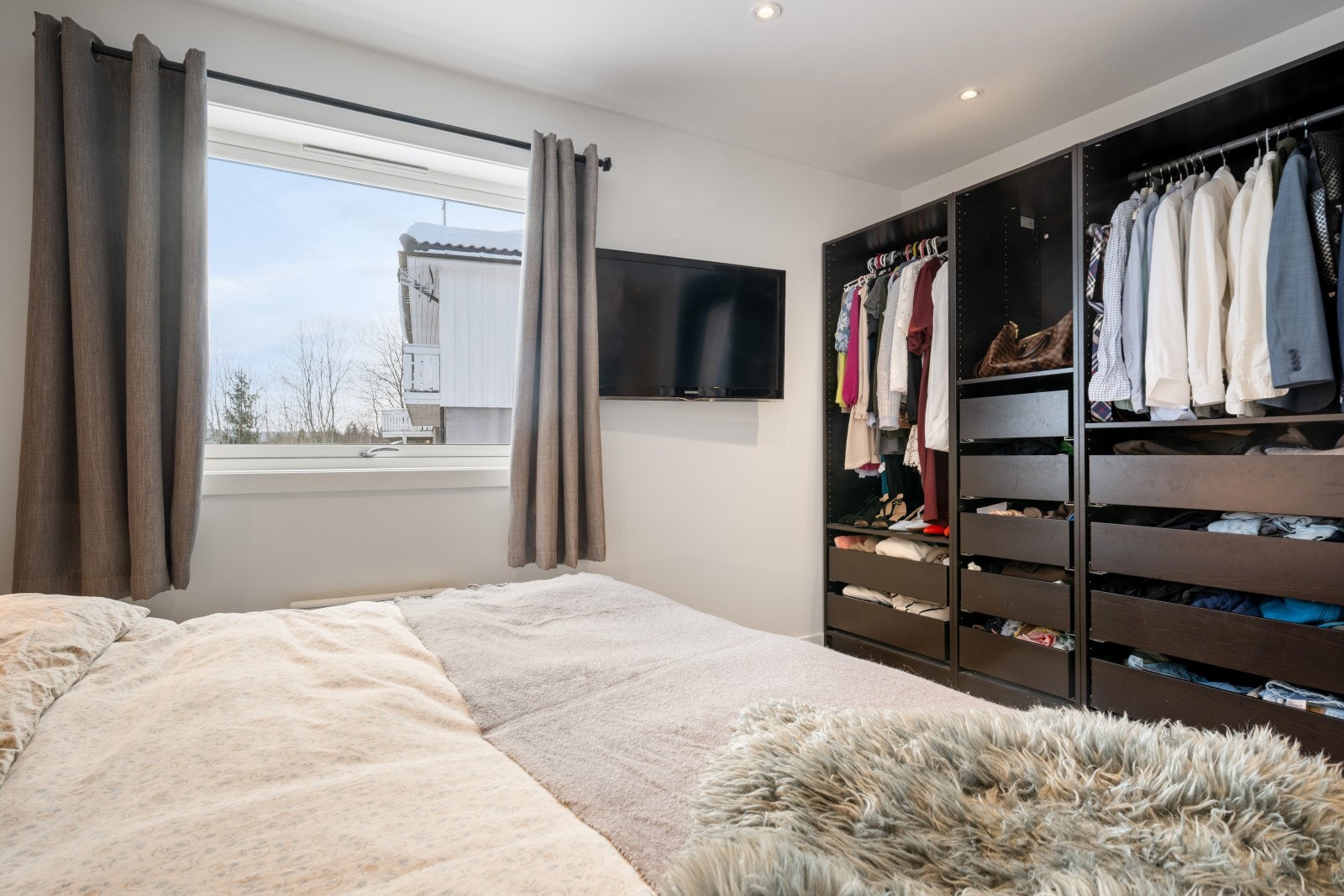 Soverommet er innredet med et stort PAX-garderobeskap fra IKEA som medfølger. Galleribilde