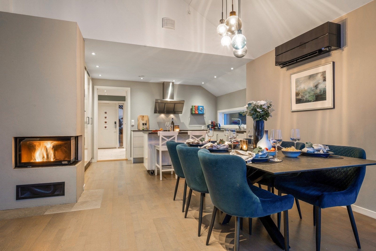 Boligen er utstyrt med varmepumpe med aircondition-funksjon, som gir behagelig temperatur året rundt. Galleribilde