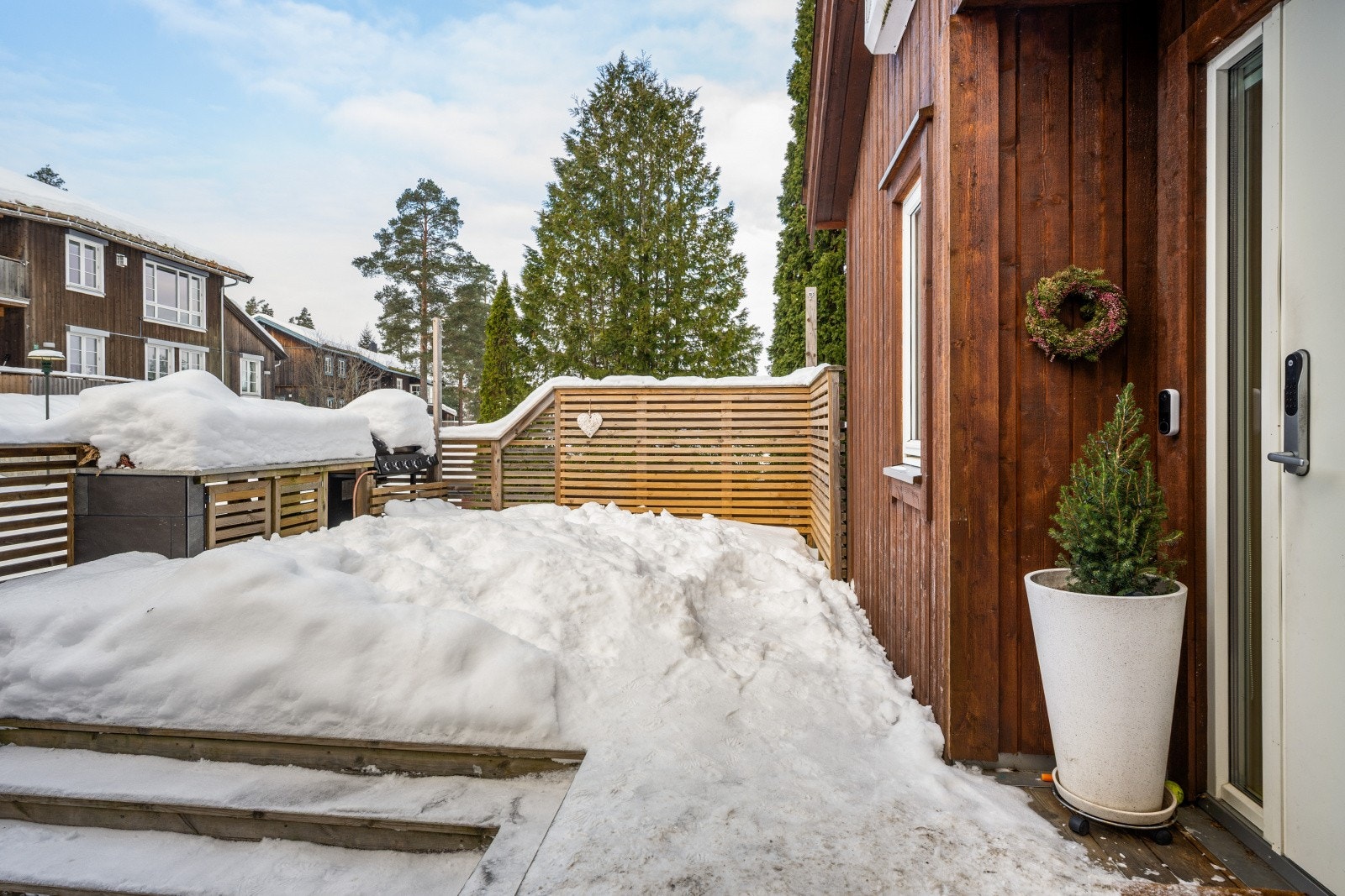 Det er nylig oppført nytt kjøkken, stor terrasse og nye skillevegger. Galleribilde