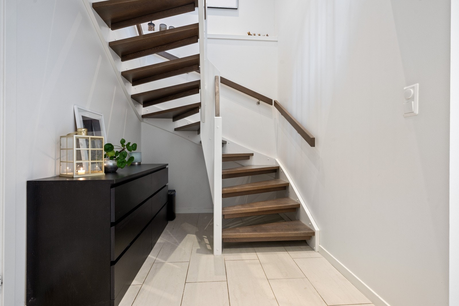 Praktisk plassert trapp som leder ned til underetasjen. Galleribilde