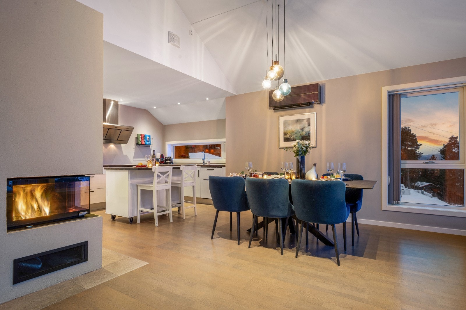 Boligen har en moderne og åpen kjøkken- og stueløsning som gir en luftig og sosial atmosfære. Galleribilde