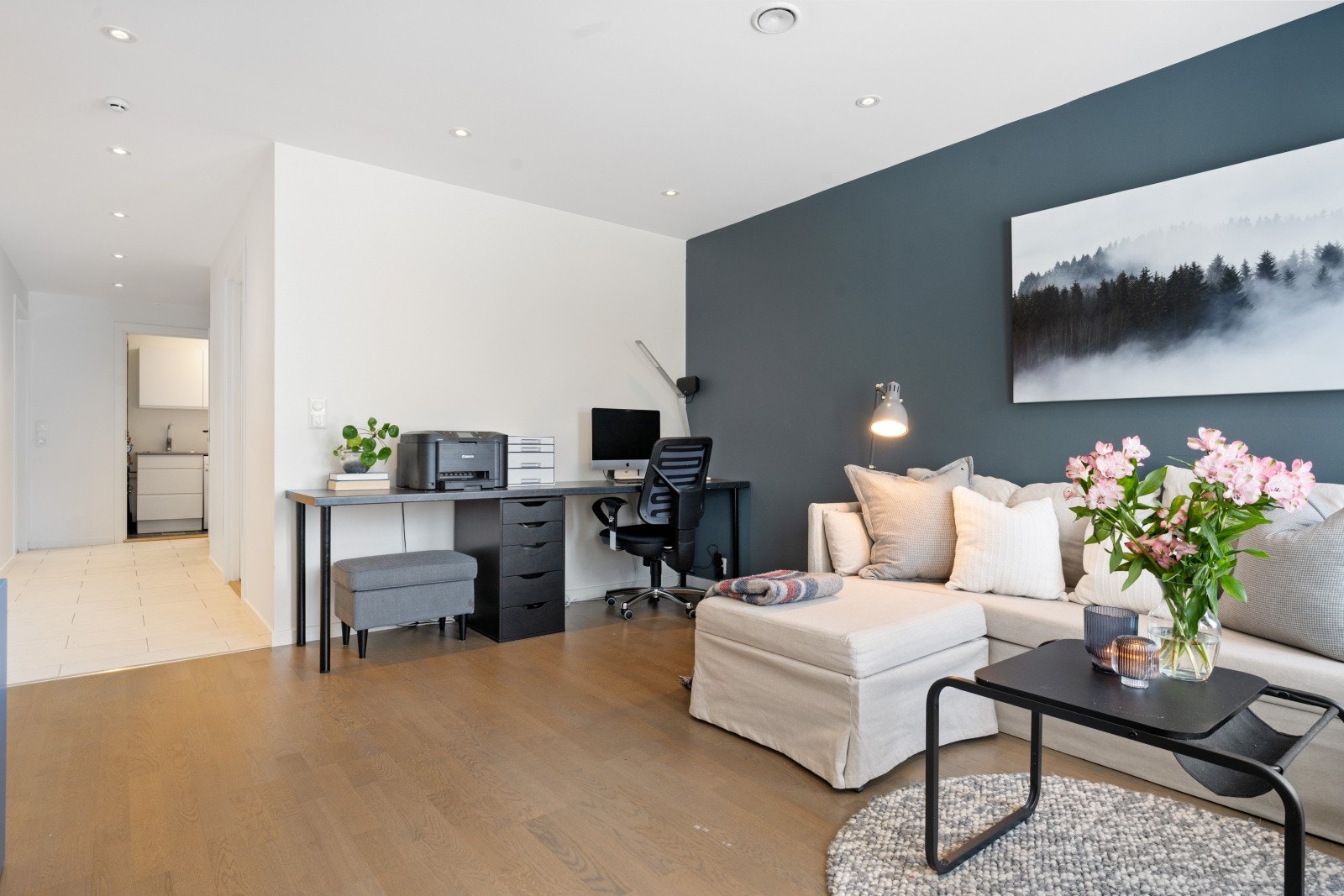 I underetasjen finner du blant annet en romslig stue som i dag benyttes som både kontor og ekstra oppholdsrom. Galleribilde