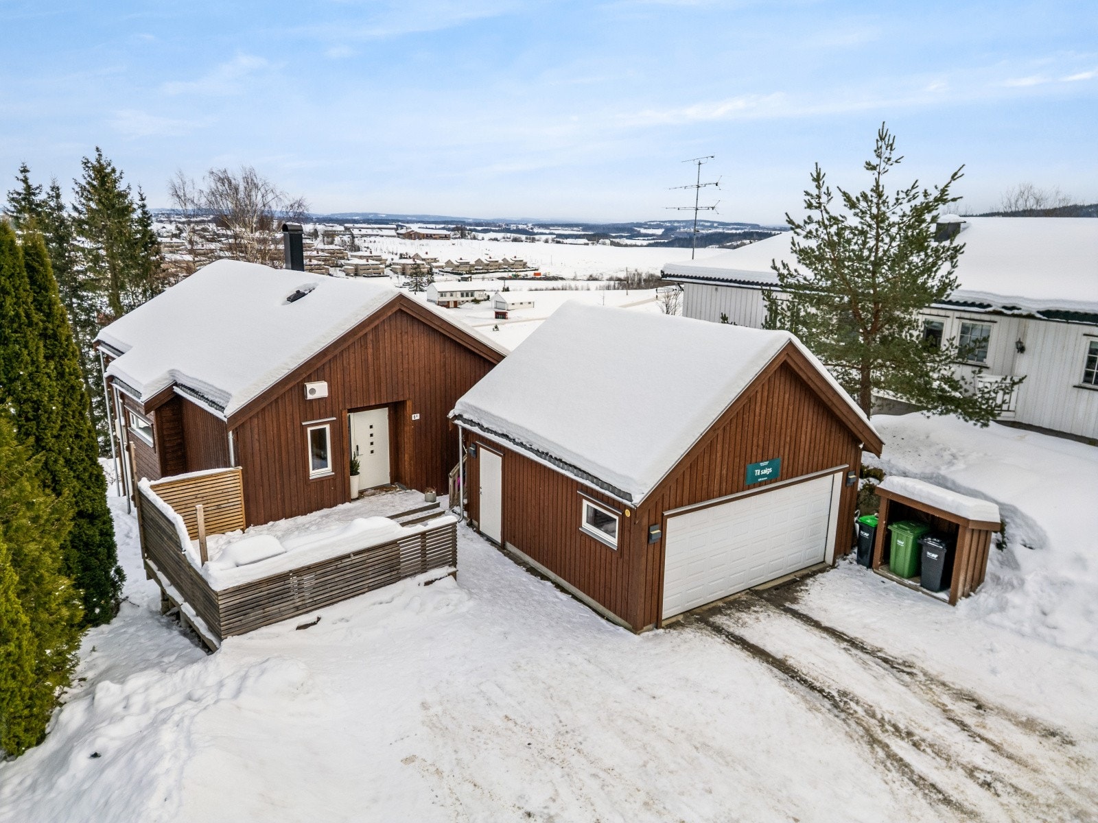 Eiendommen har gode parkeringsmuligheter både i garasje og på egen gårdsplass. Galleribilde