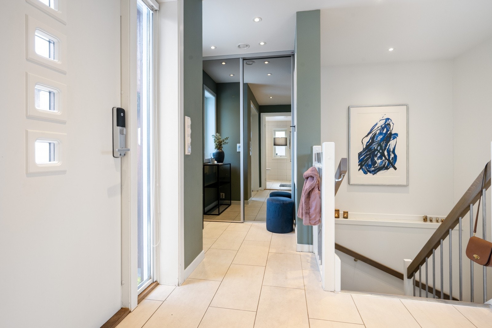 Entréen er flislagt og har varmekabler i gulv, samt skyvedørsgarderobe med speilfronter for praktisk oppbevaring av yttertøy og sko. Galleribilde