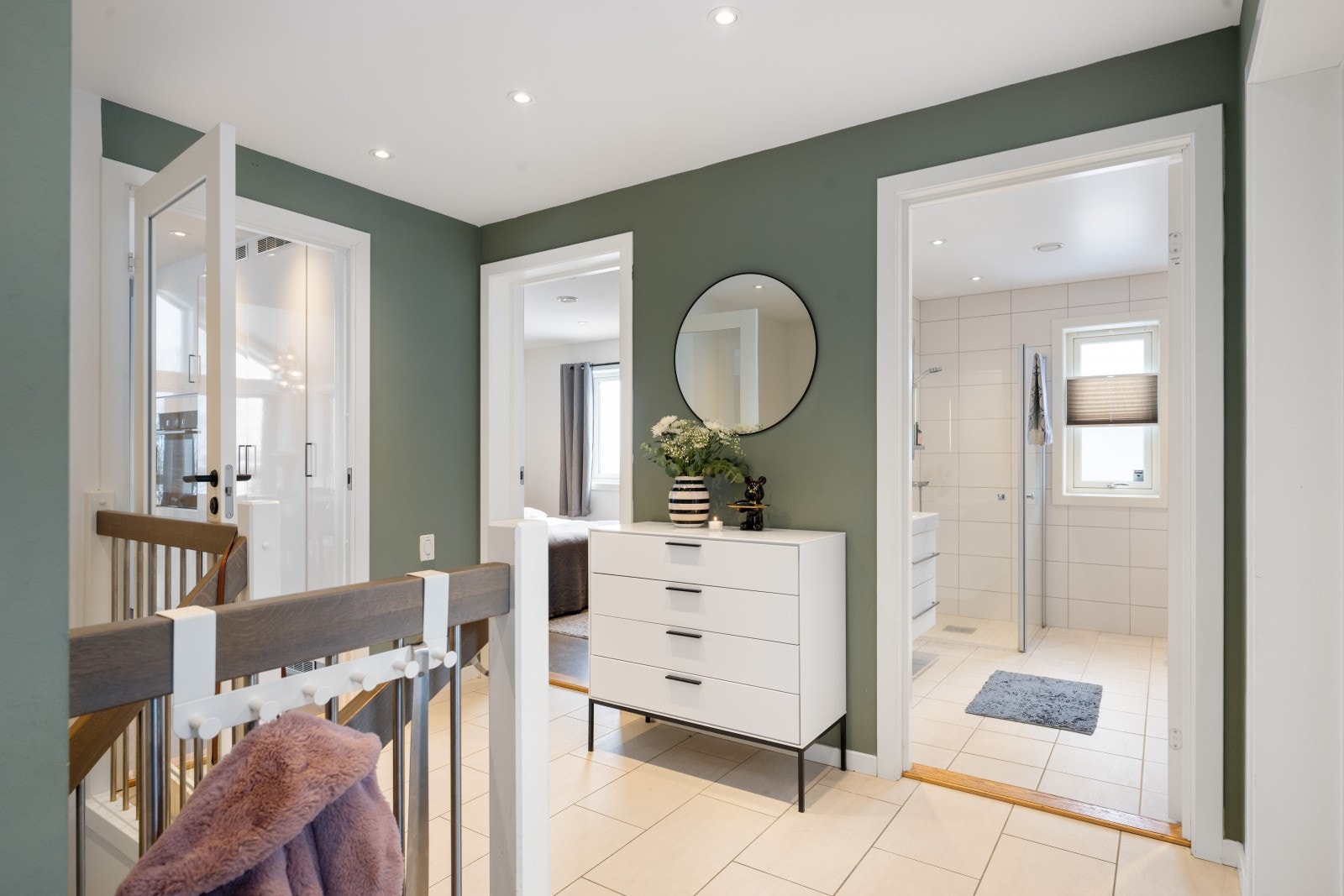 Rett innenfor inngangsdøren finner du boligens første bad. Galleribilde