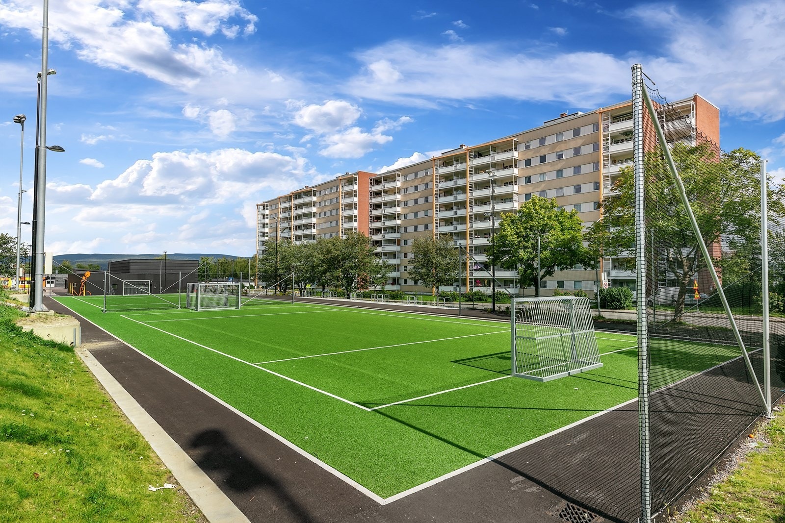 Bydelen Fjell har egen sportsklubb og tilbyr fotballskole for barn, ungdom og voksne. Kunstgressbanen brukes av både store og små Galleribilde