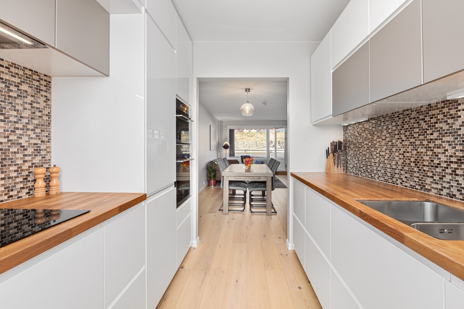 Lekkert kjøkken fra 2019 bestående av over- og underskap samt skuffer Galleribilde