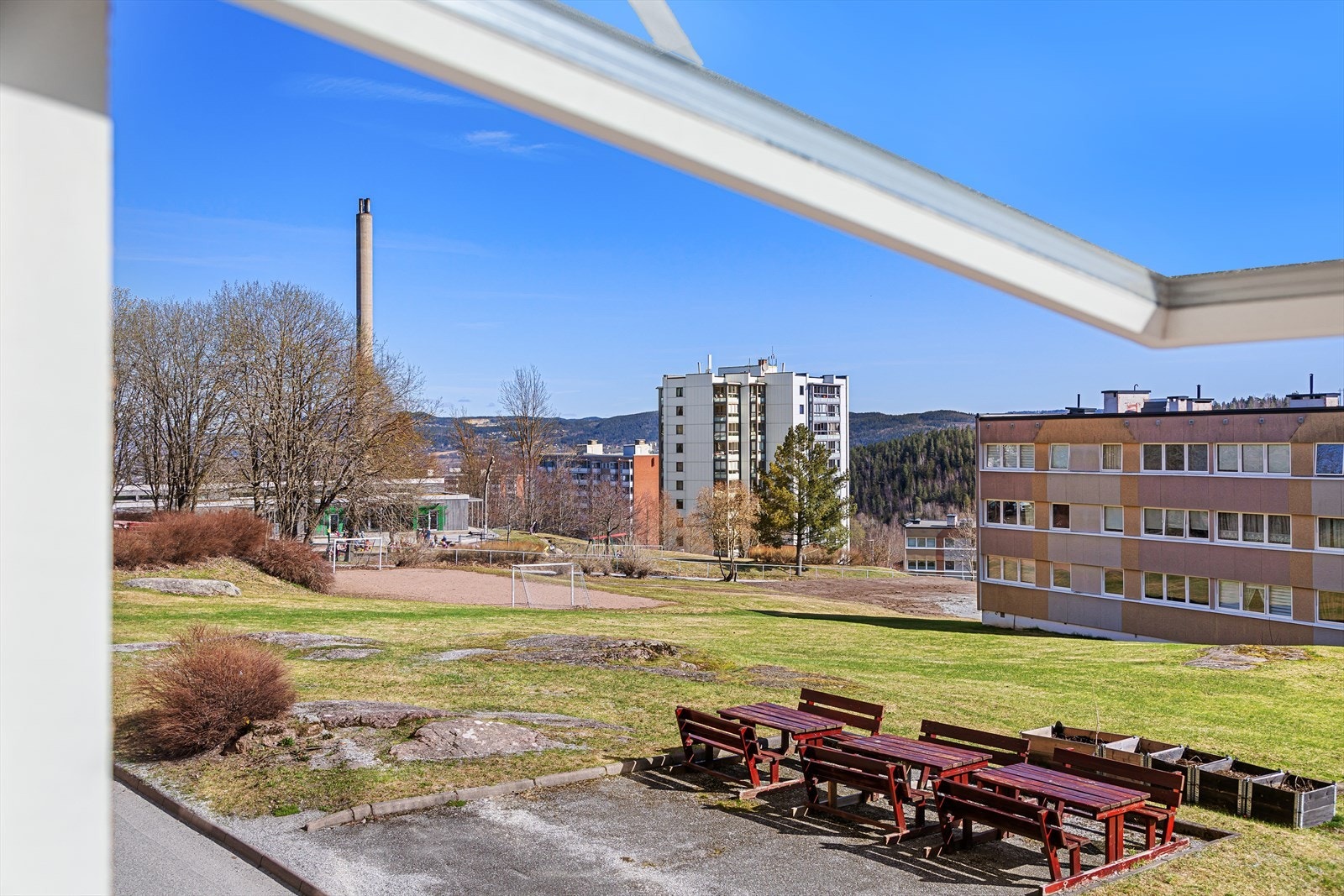 Utsikt fra vindu på kjøkken Galleribilde