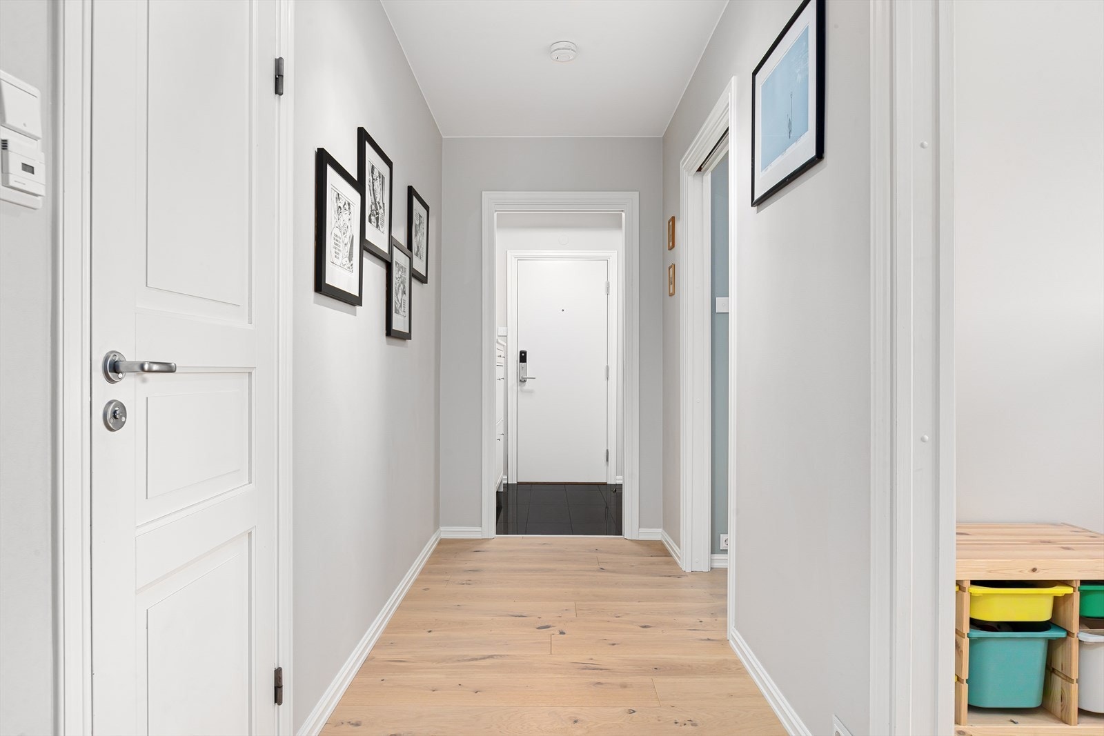 Fra entréen er det adkomst til gang Galleribilde