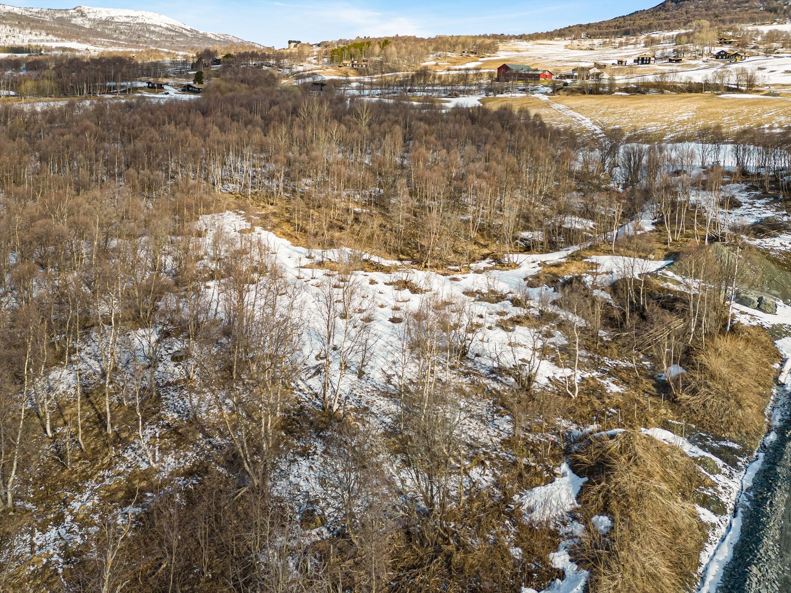 Fra tomten er det ca. 18 minutters gange til Midtbygda oppvekstsenter med barnehage og skole for 1. - 7. trinn. Galleribilde