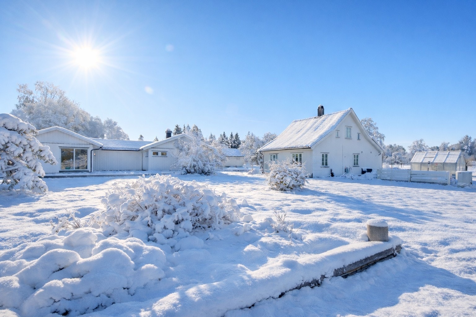 Kun 3,5 km fra Jessheim sentrum og 10 min kjøring fra Gardermoen, finn du denne romslige eiendommen med stor flott hage og skjermet uteplass. Utleiebolig med egen parkeringsplass og drivhus. Vinterbilde fra Ai - fotograf Hege Leren. Galleribilde