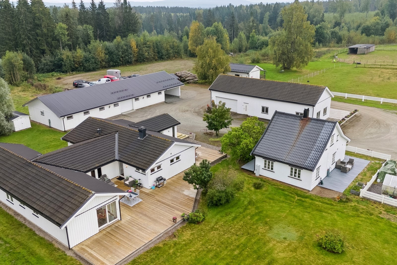 Lekker eiendommen sentralt beliggende på Jessheim. Sommer bildene er fra i sommer. Galleribilde