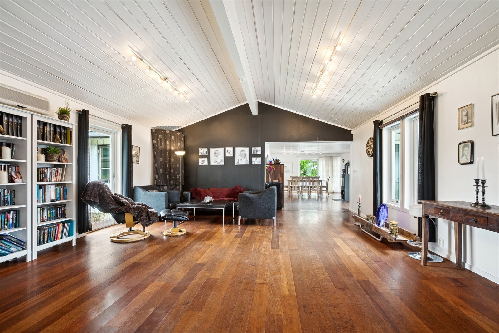 Videre innover kommer du inn til en mellom stue. Galleribilde