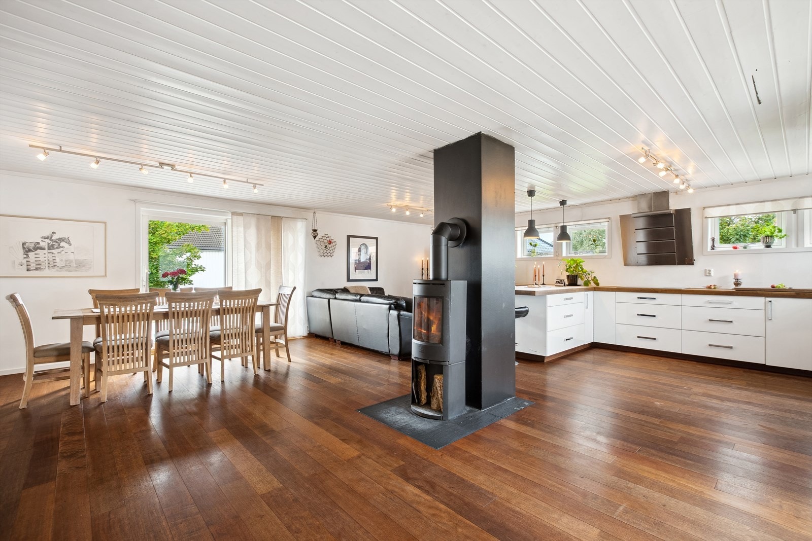 Videre inn i boligen finner du åpen stue og kjøkken løsning med heltre eikegulv. Her er det svært god plass til festligheter og sammenkomster. Galleribilde