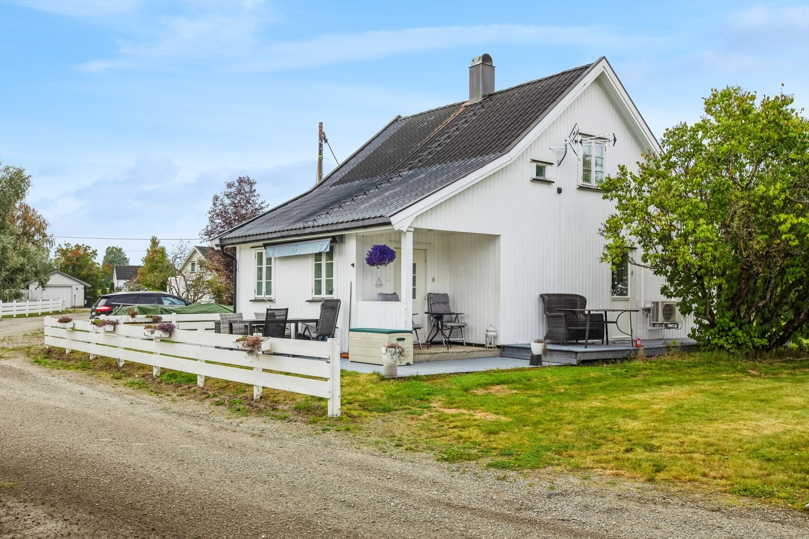 Utleieboligen som har adr. Markvegen 16 er blitt renovert og inneholder Gang, kjøkken, stue, bad og 2 soverom. Galleribilde