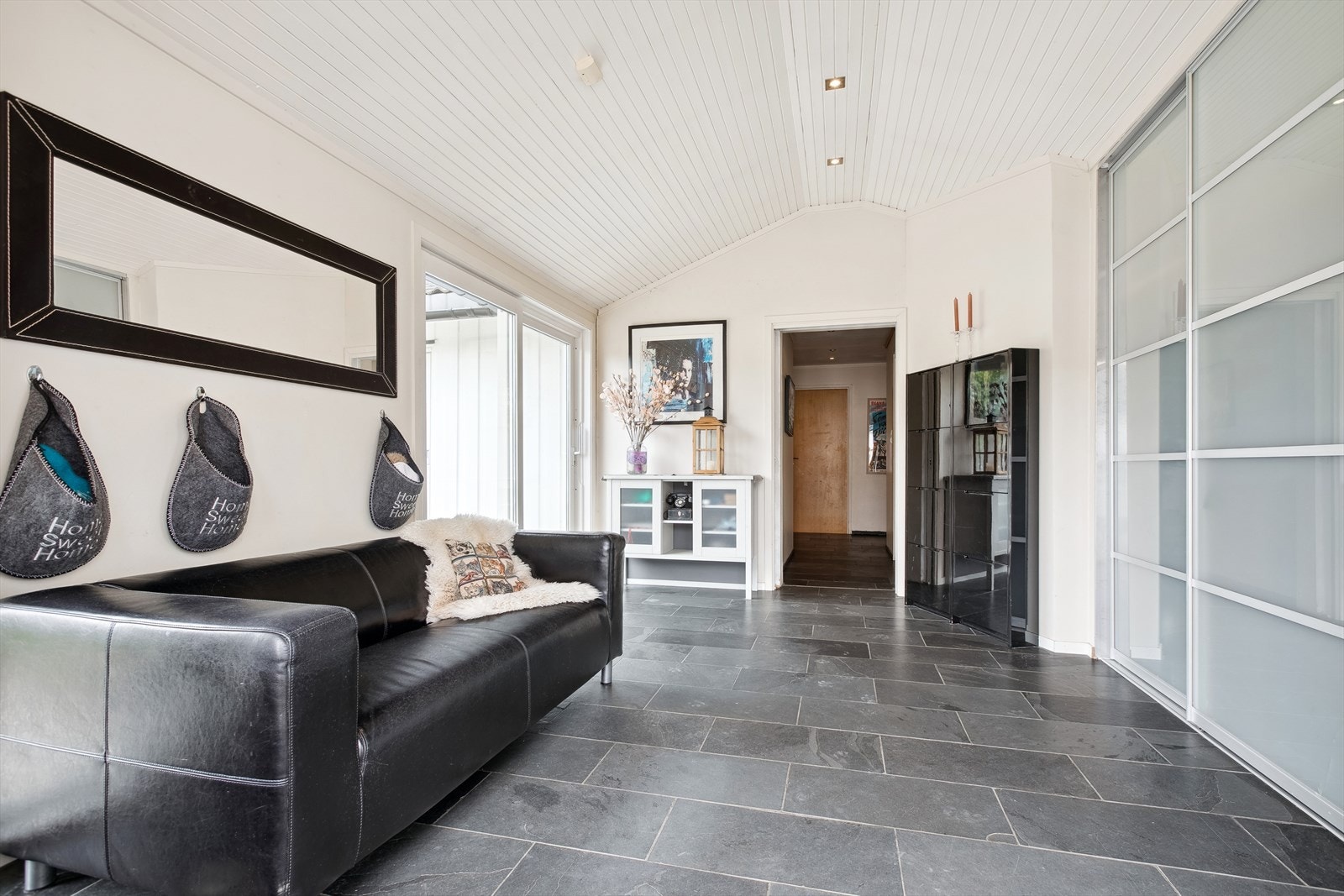 I hallen er det stor skyvedørsgarderobe i tillegg vegg i vegg med "hverdags inngangen" med vaskerom. Galleribilde