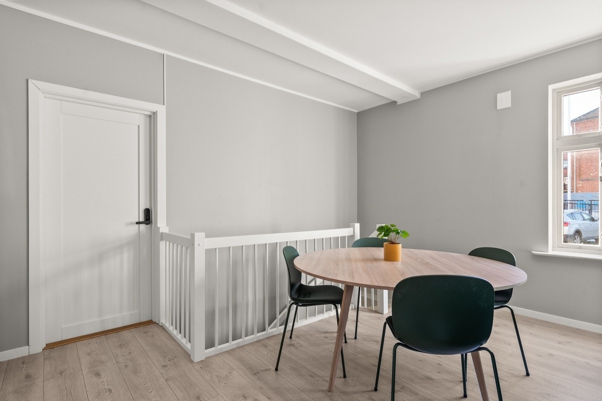 Det er et soverom fra stuen, ned trappen er det et bad og 3 soverom Galleribilde