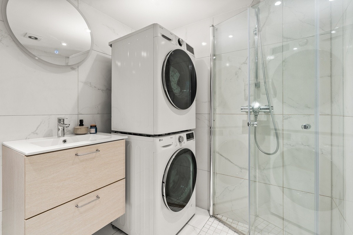 Badet i underetasjen er litt større og deles i dag av jentene som bor der Galleribilde