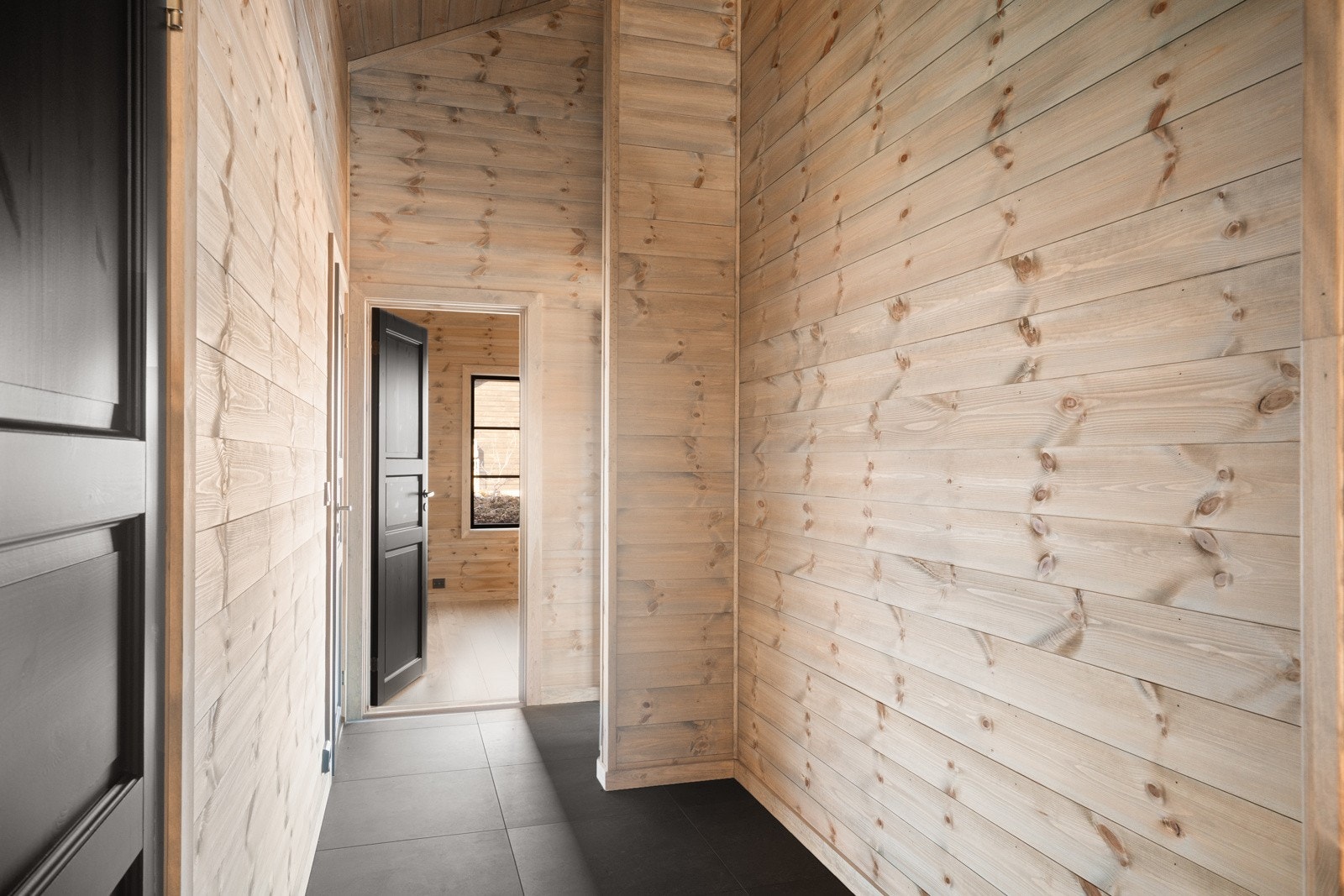 Romslig gang med 60x60 flis på gulv med varme. God plass avsatt til garderobeskap. Galleribilde