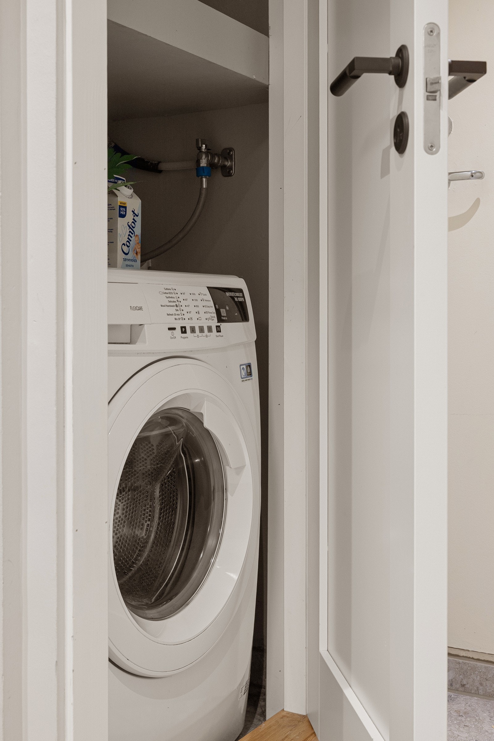 Vaskemaskinen er plassert bak egen dør Galleribilde
