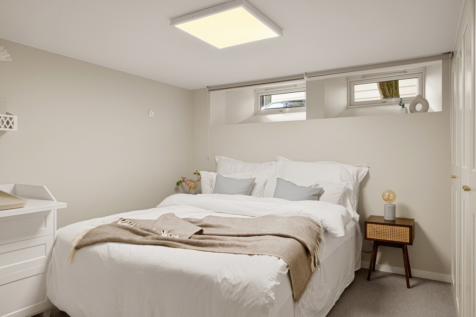 Hovedsoverom med god plass til dobbeltseng og ytterligere møblement Galleribilde