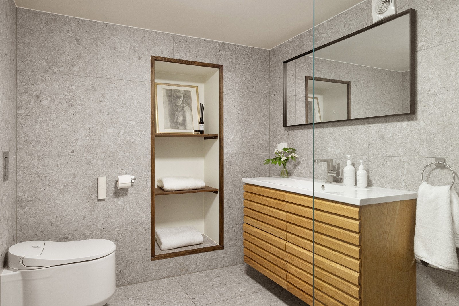 Baderommet er behagelig, påkostet og nytt fra 2021 Galleribilde