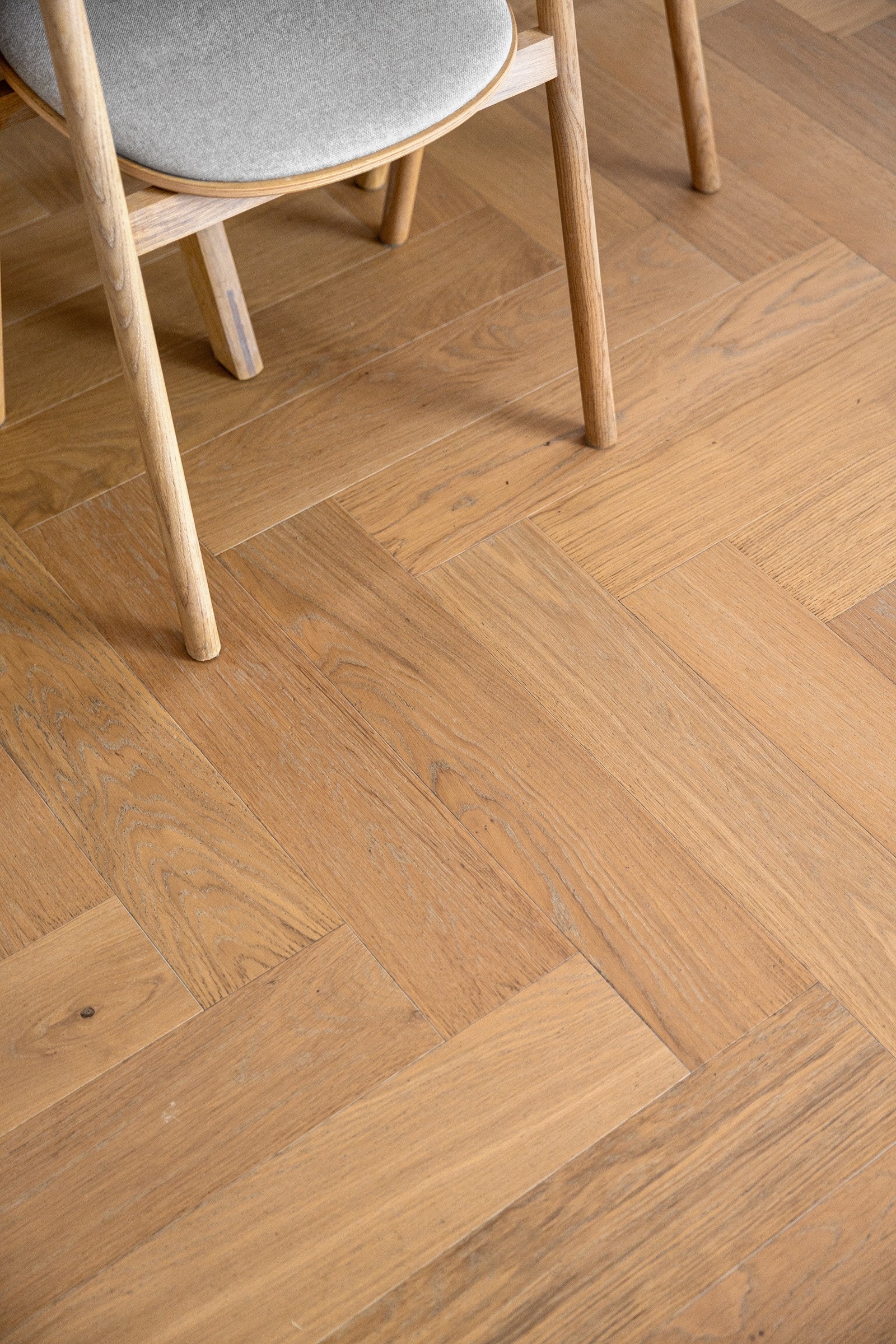 Lekker fiskebeinsparkett på gulv Galleribilde