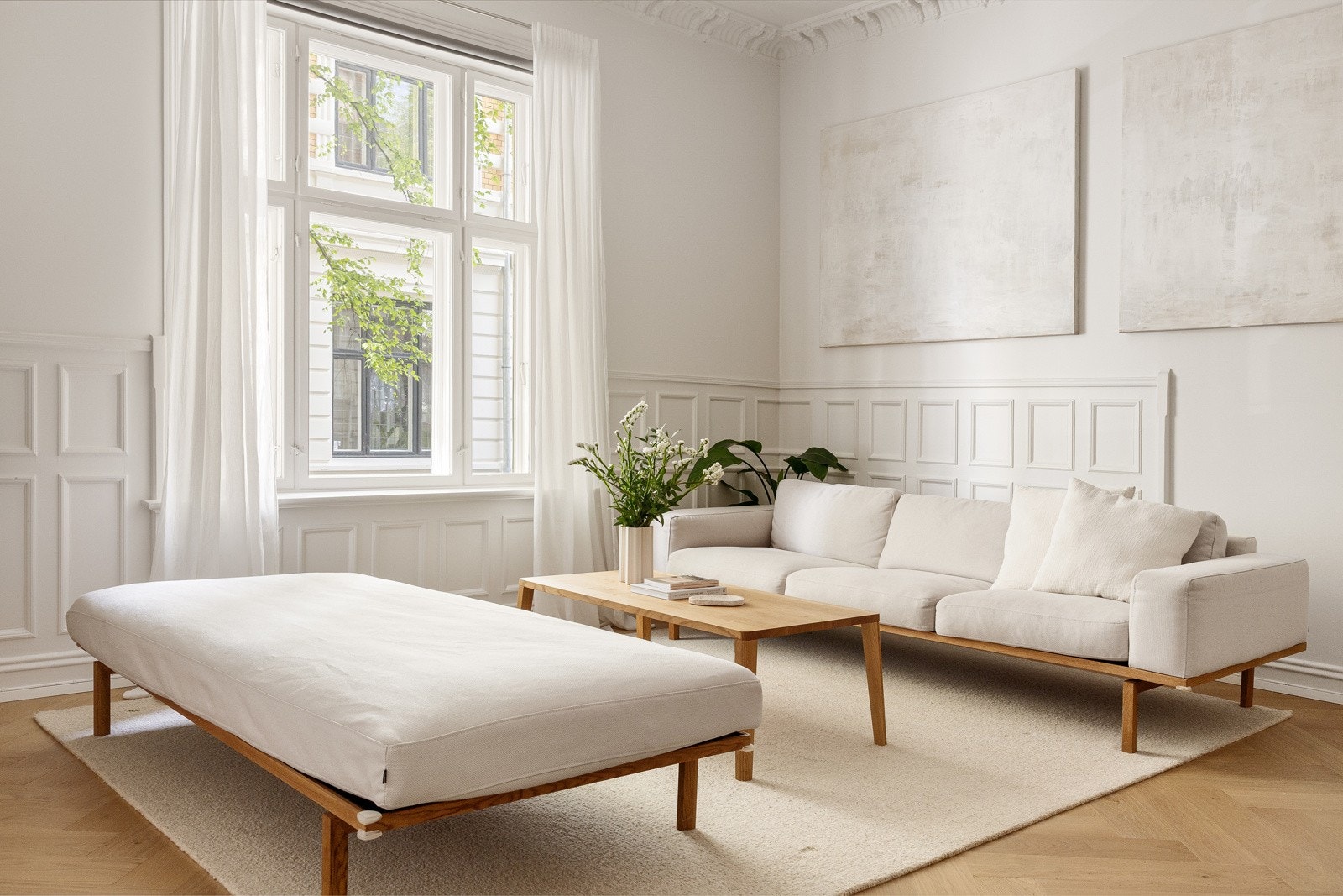 Boligen ligger i sin helhet tilbaketrukket fra gaten Galleribilde