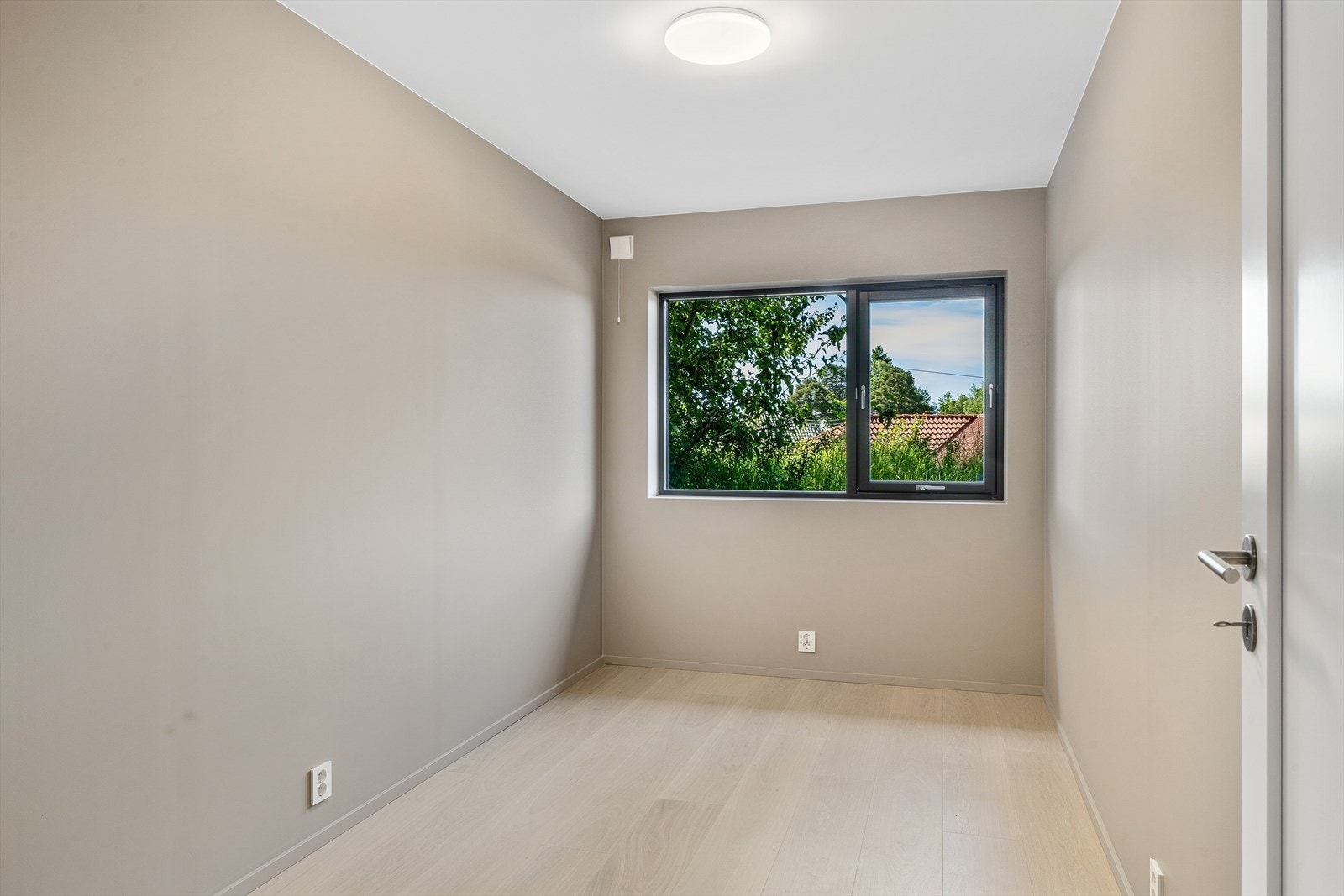 Soverommene har store vinduer som slipper inn rikelig med naturlig lys. Galleribilde