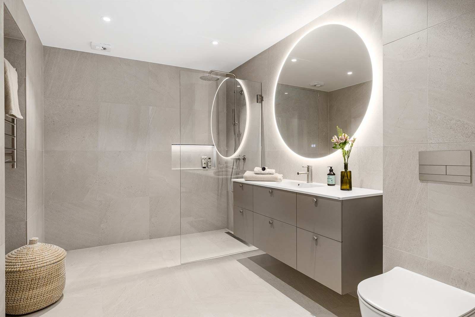 Baderommet i 1. etasje fremstår som lekkert og moderne, og er oppført i henhold til teknisk forskrift av 2017. Galleribilde