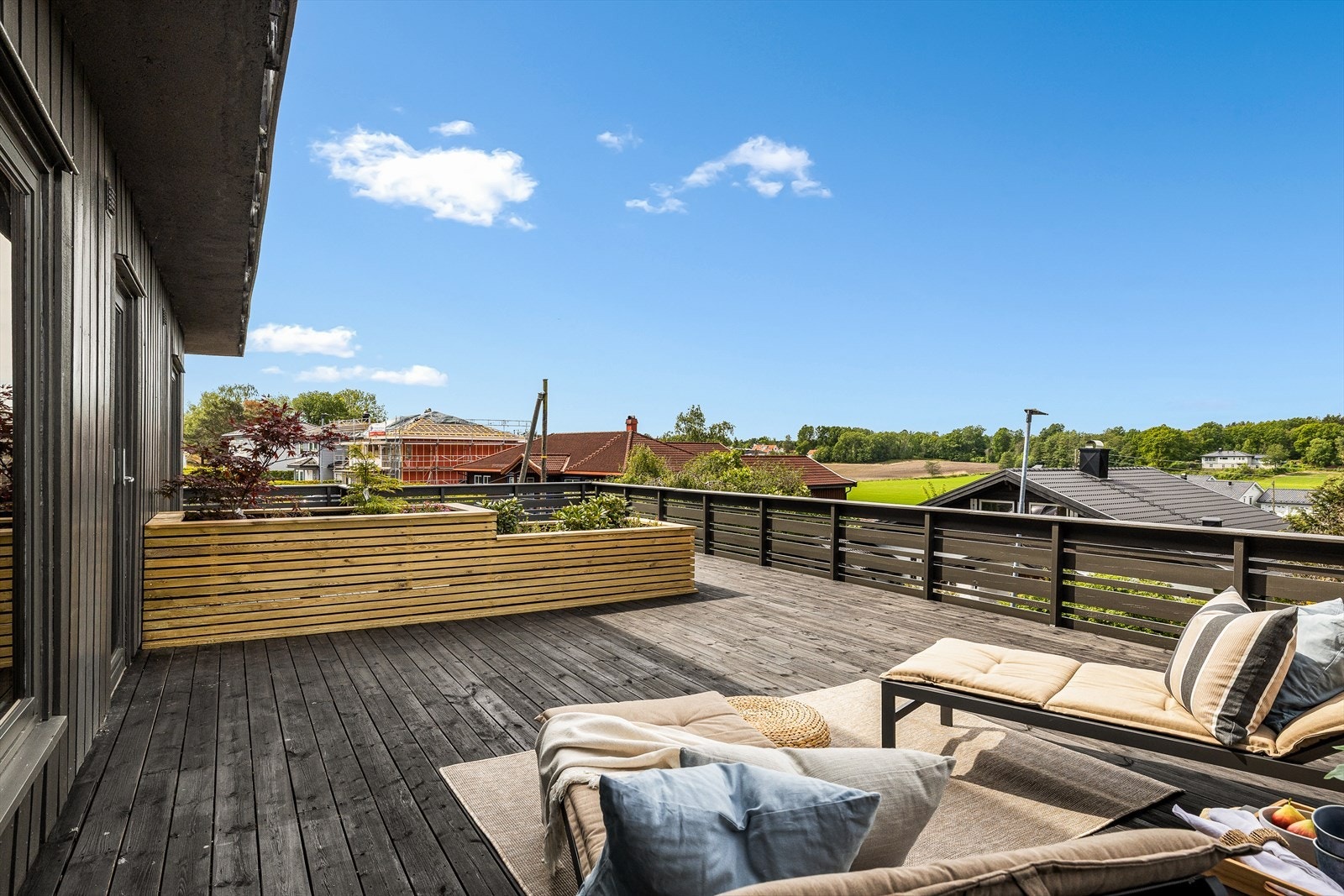 Her kan man enkelt skape egne soner for spiseplass, loungeområde eller solsenger. Galleribilde