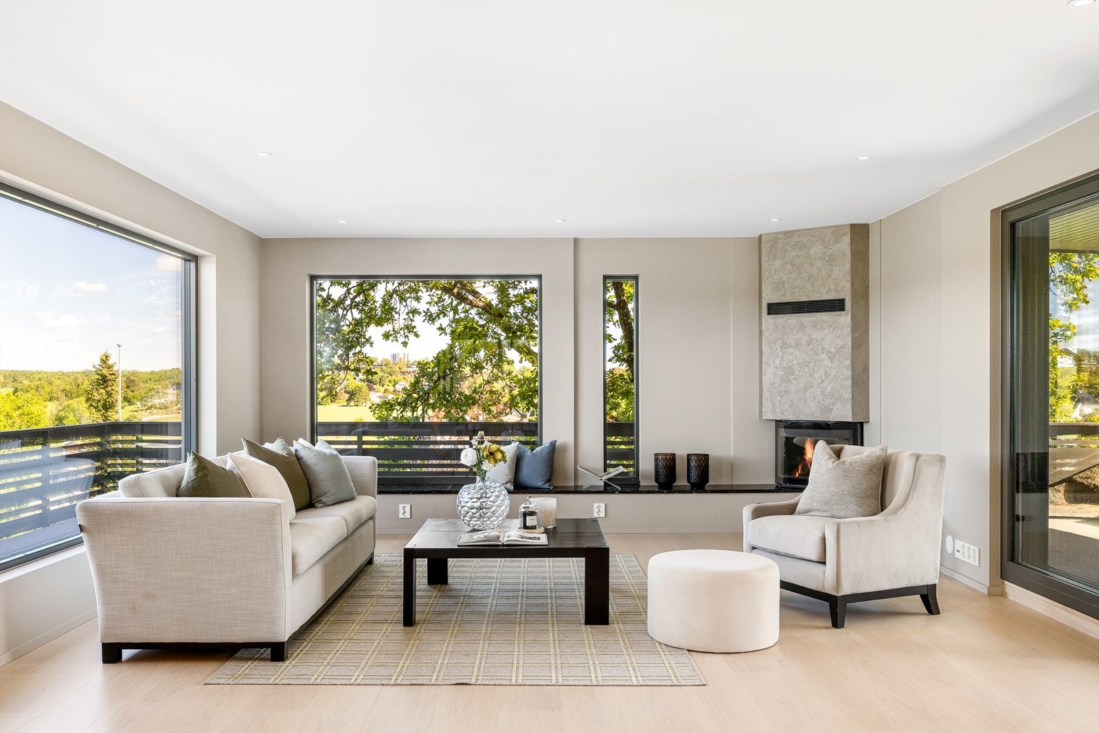 Stuen er lys og romslig, med store vindusflater som slipper inn rikelig med naturlig lys og gir en åpen og luftig atmosfære. Galleribilde