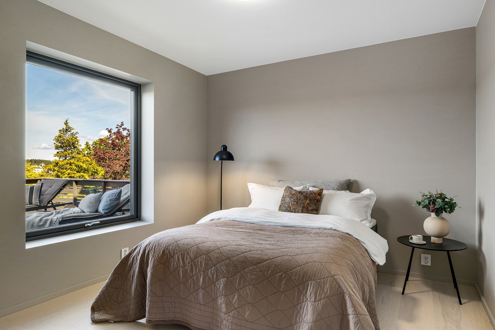 Boligen er innredet med fire nye soverom i første etasje. Alle rommene fremstår som lyse og delikate, med gjennomgående høy standard. Gulvene består av stilrene, enstavs parkettgulv i en varm og moderne tone. Galleribilde