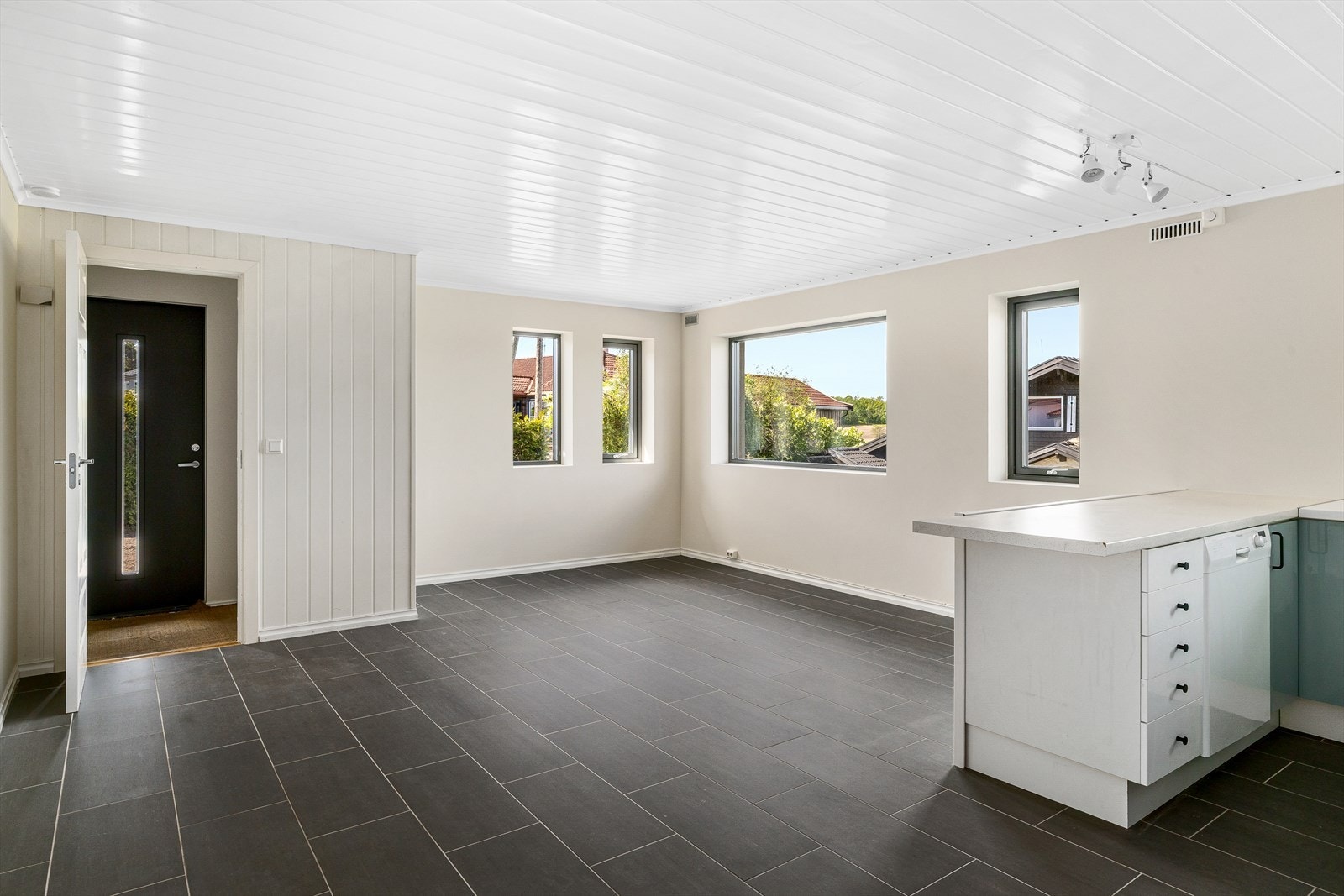 Velkommen inn i leiligheten! Leiligheten har en praktisk åpen løsning mellom stue og kjøkken. Galleribilde