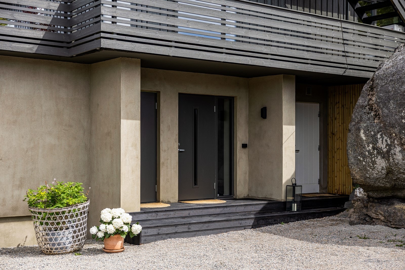 Pent og hyggelig inngangsparti som gir et godt førsteinntrykk av boligen. Her er det god plass til å ta imot gjester, og den gjennomførte stilen gjør området både innbydende og praktisk. Galleribilde