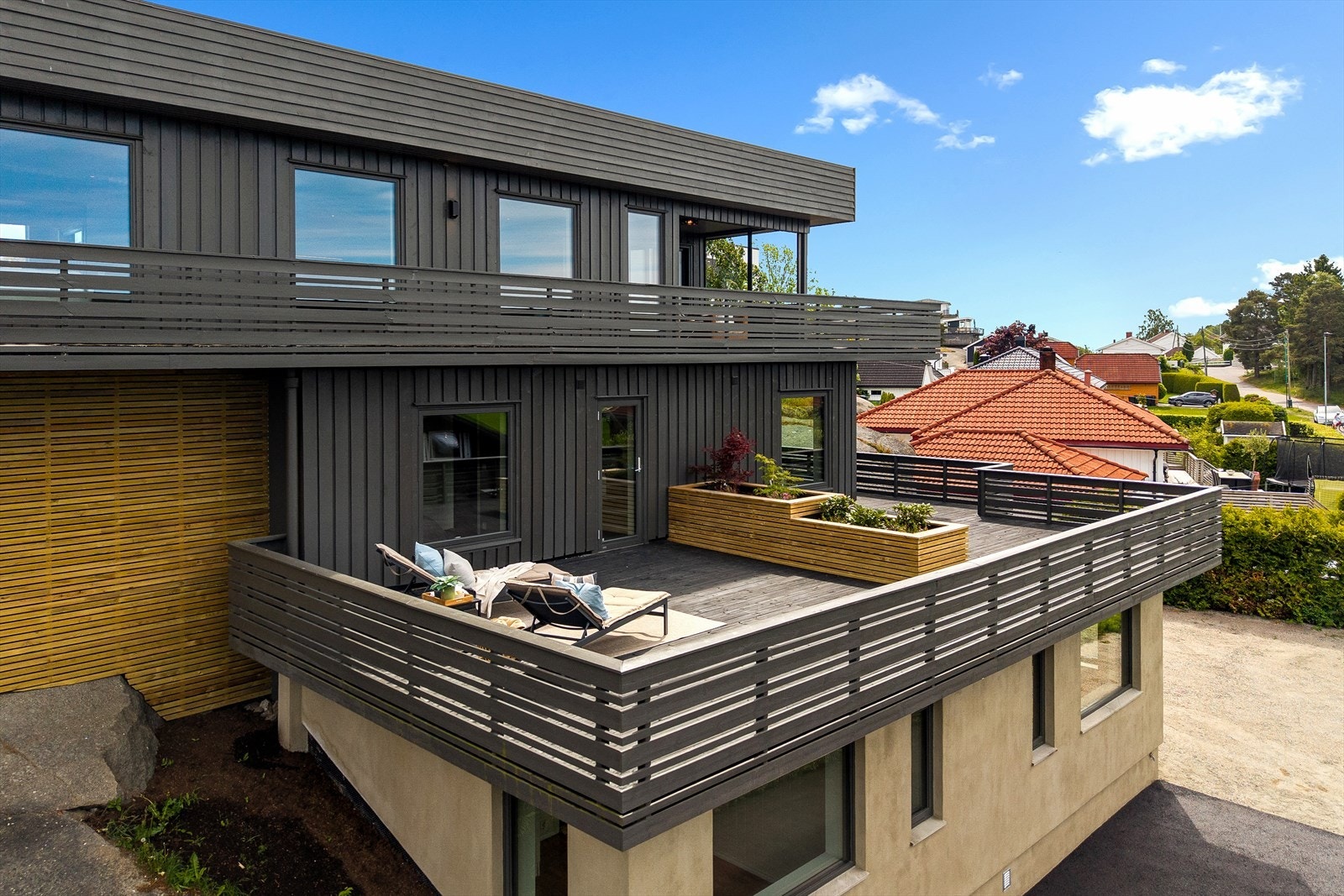 De solrike uteplassene - både balkonger og terrasser - er gjennomtenkt plassert, og gir deg mange gode soner for avslapning og hyggelige sammenkomster. Galleribilde