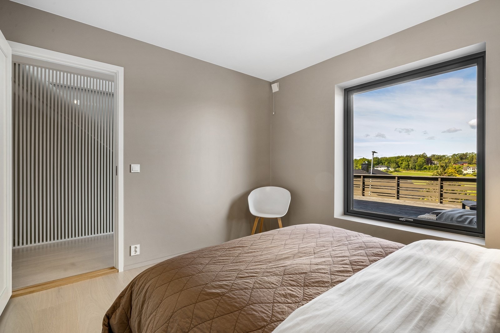 Veggene er malt i lyse, nøytrale farger som gir rommene et elegant og tidløst preg, samtidig som de gir mulighet for personlig innredning og stil. Galleribilde