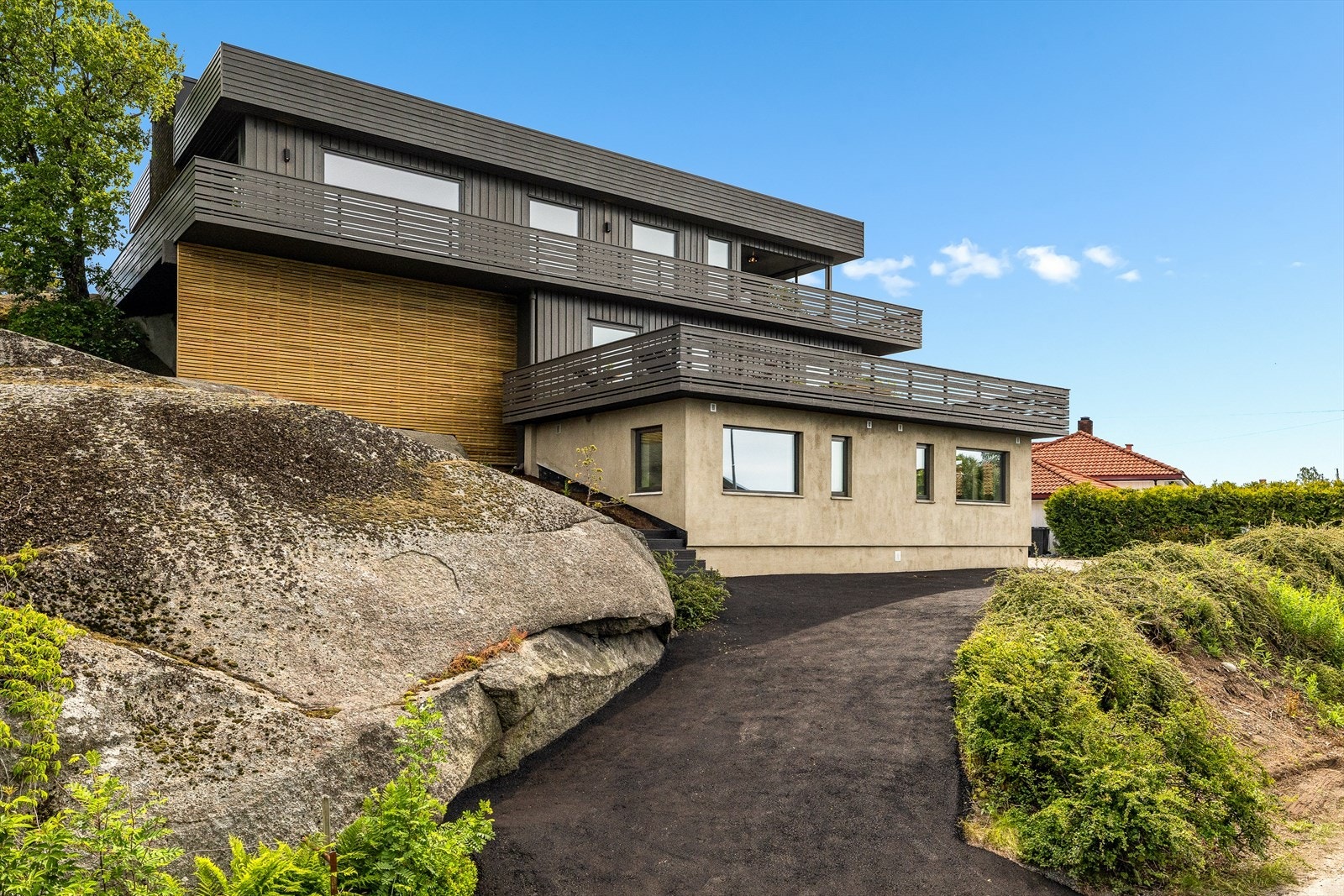 Tomten består i hovedsak av naturtomt, med en delvis asfaltert og gruset gårdsplass som gir god parkeringsplass og enkel adkomst. Galleribilde