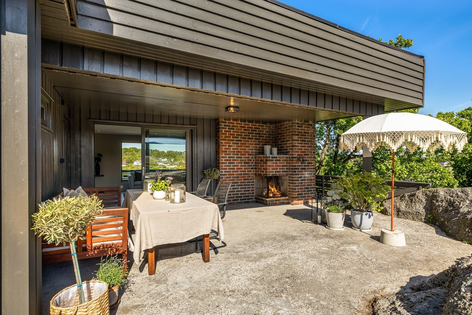 Den delvis overbygde løsningen gir deg mulighet til å bruke området uansett vær - her kan du nyte lange sommerdager i skyggen, eller sitte tørt og lunt selv når regnet skulle melde seg. Galleribilde